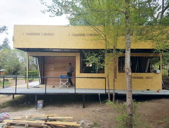 Sobre el exterior se utilizaron placas siding superpuestas sobre planchas de OSB. Todas las juntas fueron tomadas con poliuretano de construcción color de la madera. Como terminación se le aplicó un producto sellador color roble oscuro.