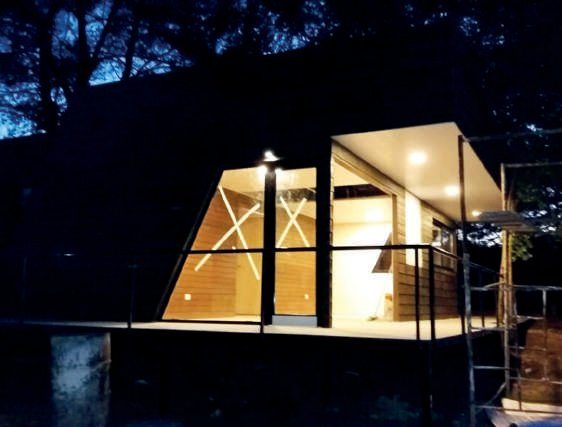 Para la realización del deck que circunda el lateral y fondo de la casa se usó la misma estructura pero con terminación de deck de PVC logrando un aspecto natural, con vetas y textura. Mayor durabilidad que la madera, fácil limpieza y sin mantenimiento.