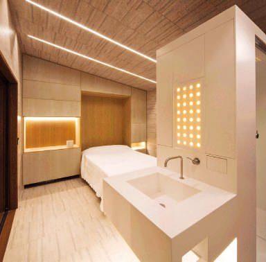 El módulo contiene: cocina, baño y guardarropa. Se trata de paneles de un conjunto modular que se abren y despliegan.