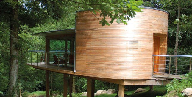 La casa del árbol, se integra al entorno mediante grandes puertas corredizas.