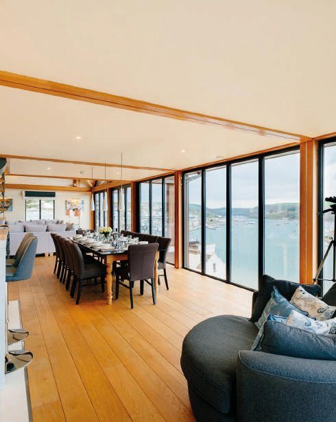 Phoenix House -Sobre el río Dart en Devon, diseñada en roble laminado con excelentes vistas al río.
