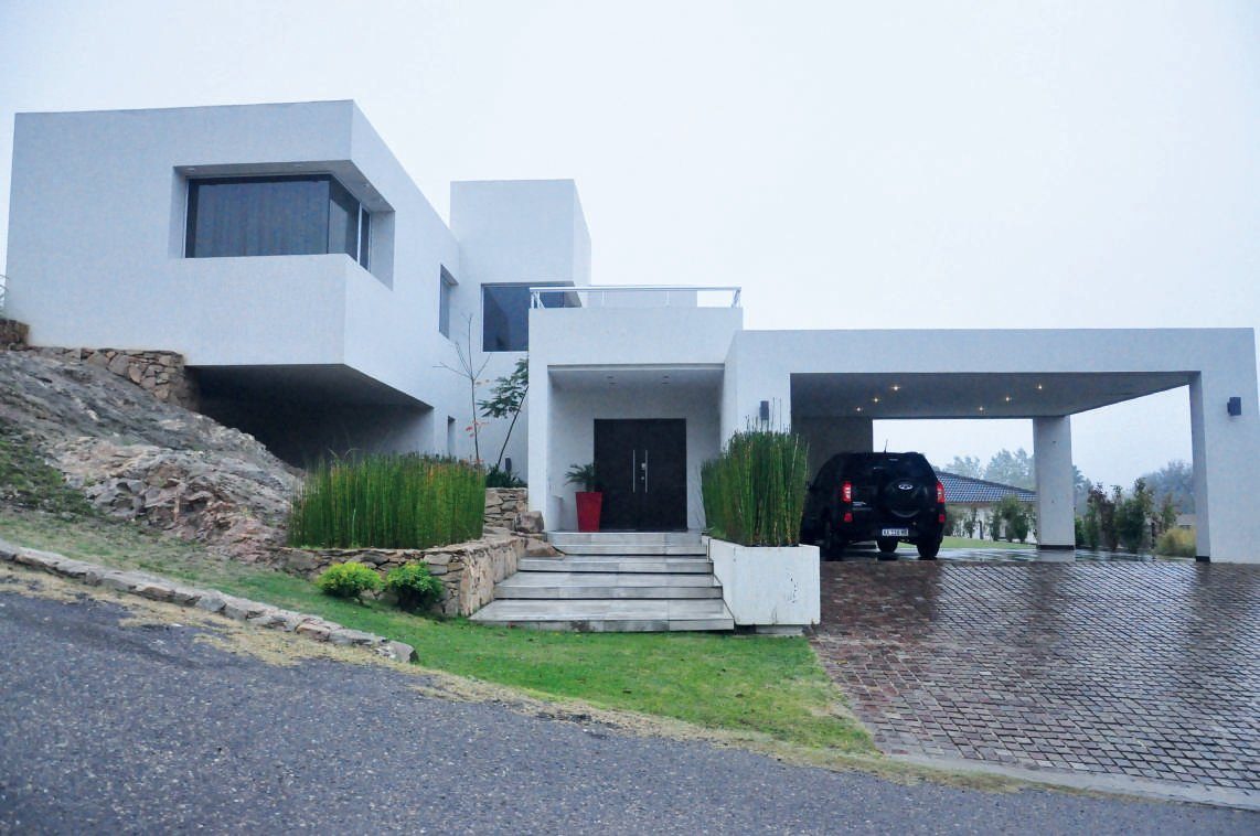 Recostada en la piedra