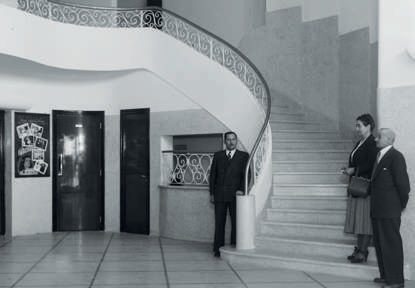 La imponente escalera cuyo pasamanos lo realizó Jaime Canta, que era herrero artístico. A la derecha de la imagen sus padres Jorge Canta y Sra. A la izquierda José San Juan. (Foto La Vía - Archivo Histórico)
