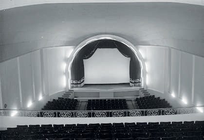 Escenario y telón que cubría la pantalla del cine, antes de incorporar el Cinemascope. (Foto José La Vía - Archivo Histórico)