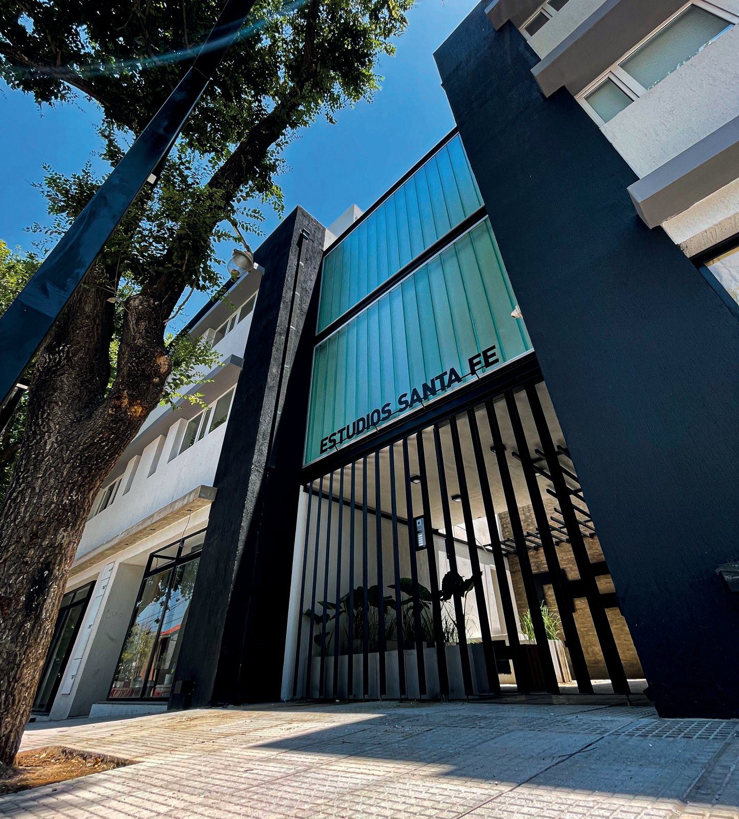 Fachada edificio Estudios Santa Fé por Estudio 6 Arquitectura Y Desarrollo
