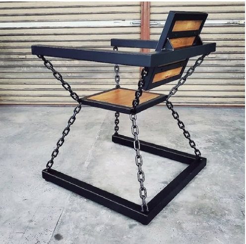Esta silla se sostiene por el principio de tensegridad. Las cadenas no están soldadas y la estabilidad se logra por un equilibrio de fuerzas independientemente del peso que soporte.